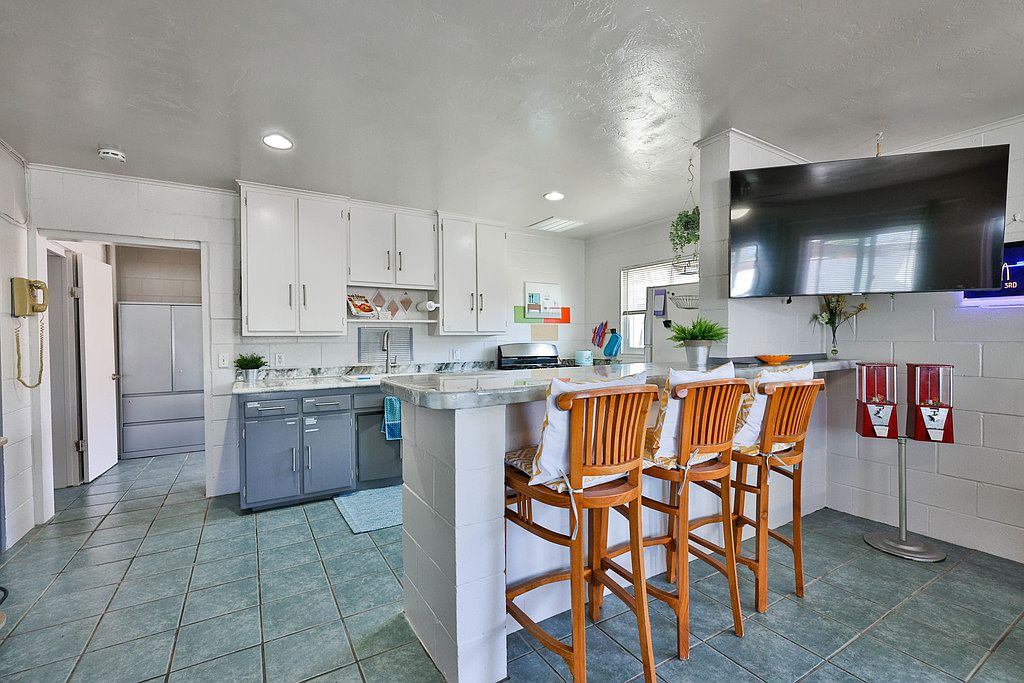 596 3rd St photo 3