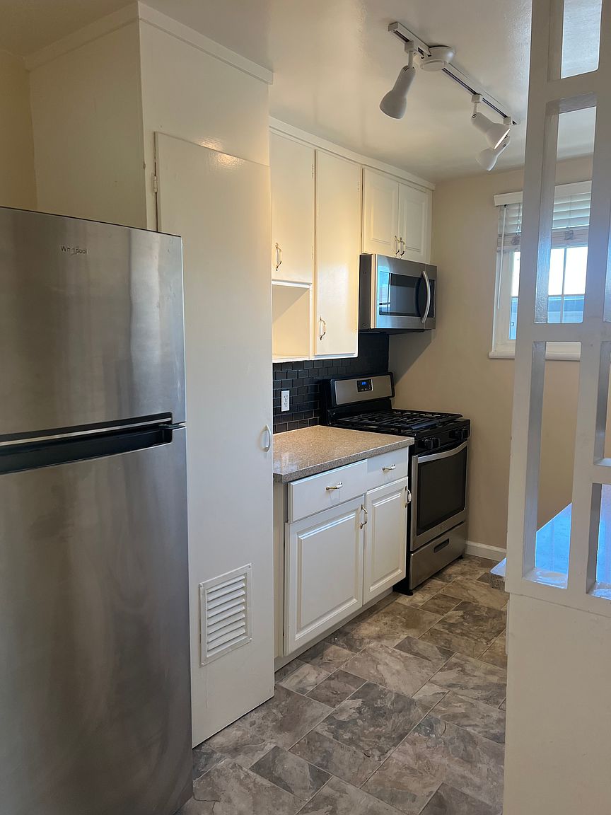 1322 Holly St photo 5