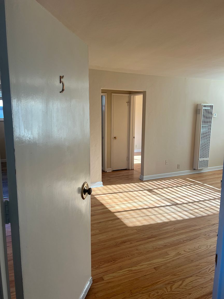 1322 Holly St photo 2