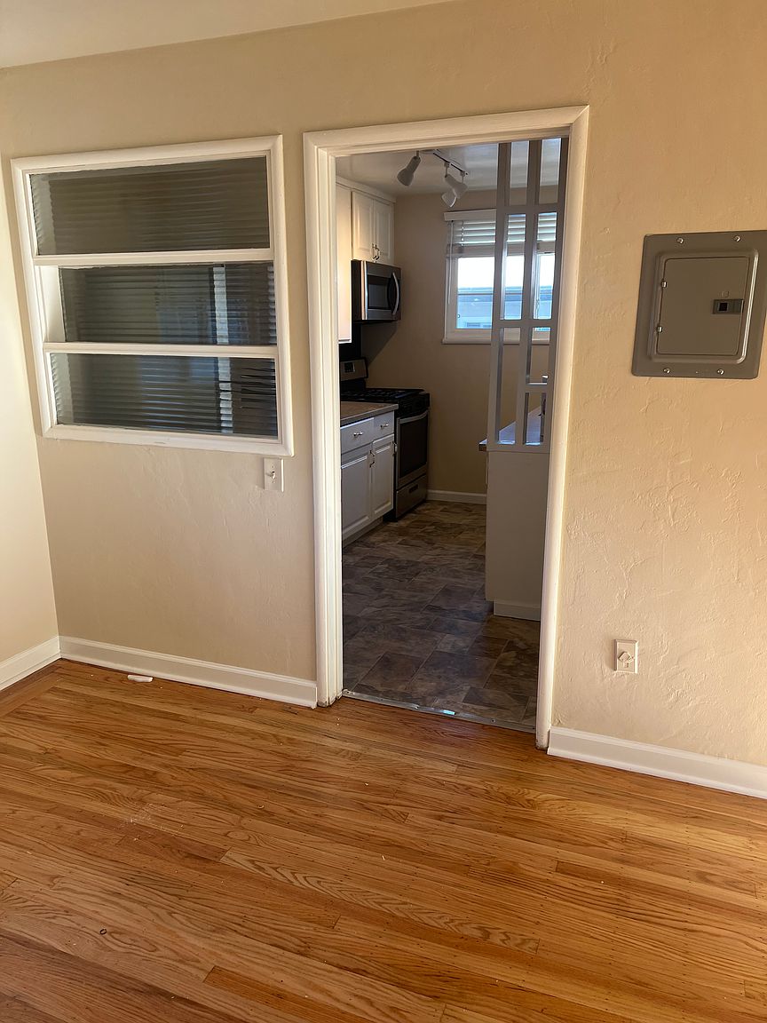 1322 Holly St photo 4