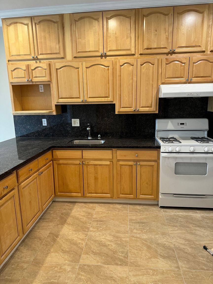1517 Macarthur Blvd photo 3