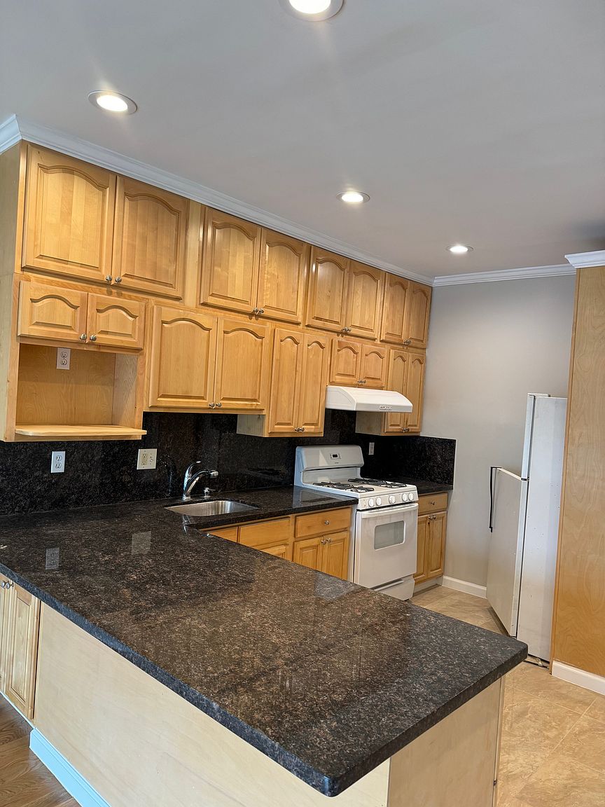 1517 Macarthur Blvd photo 2