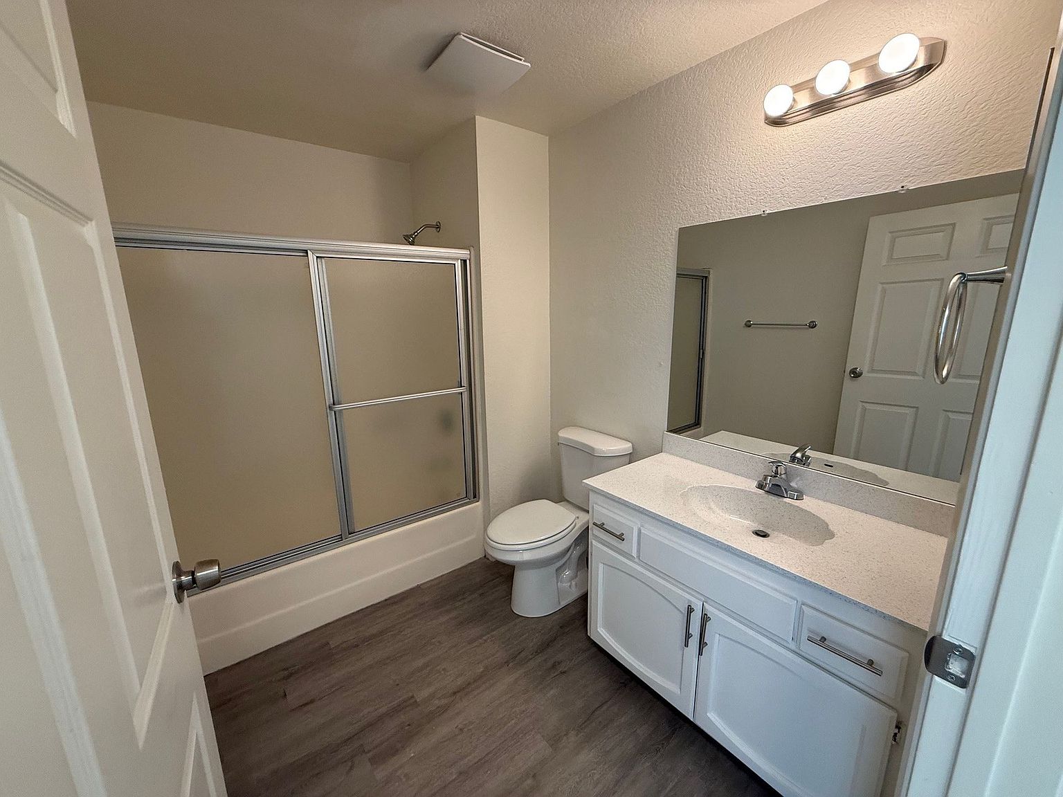 2 beds  2.0 baths photo 3