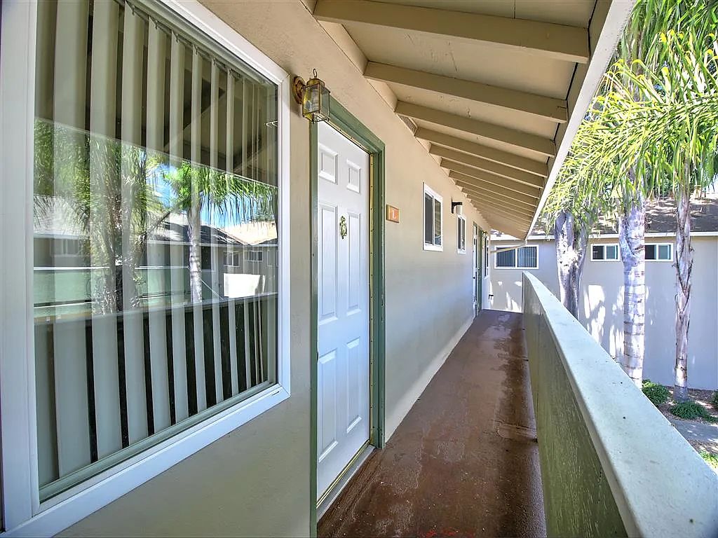 858 Coleman Ave photo 4