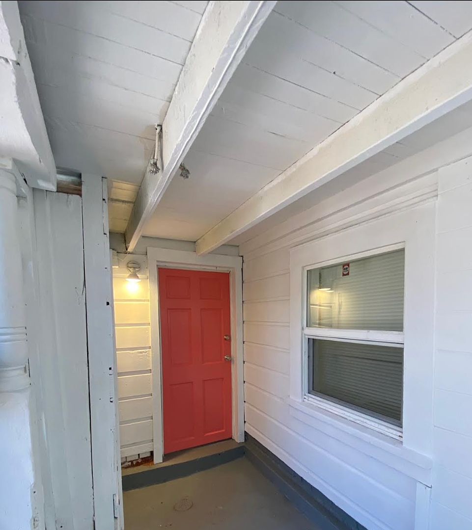 2028 Linden St photo 4