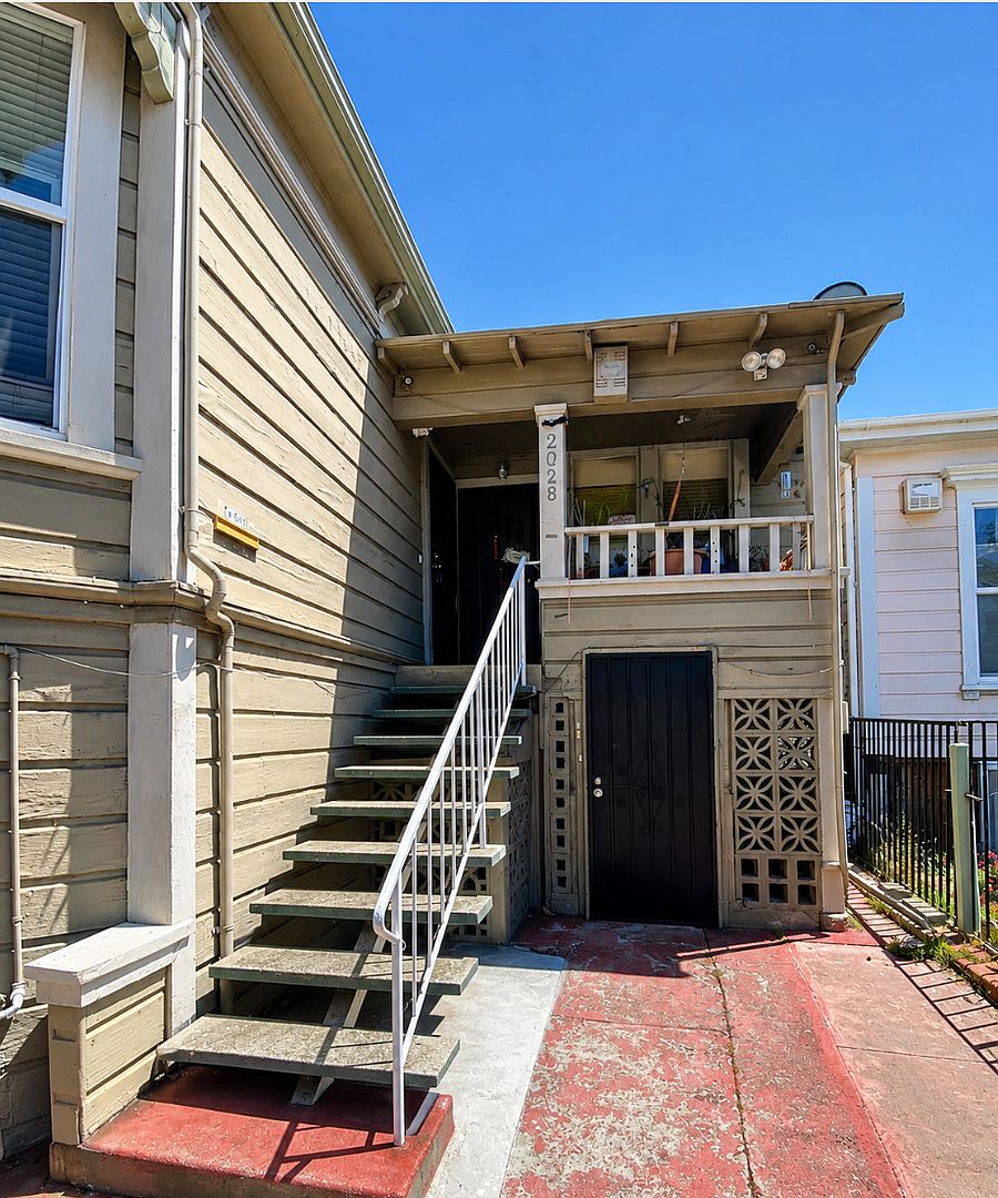 2028 Linden St photo 2