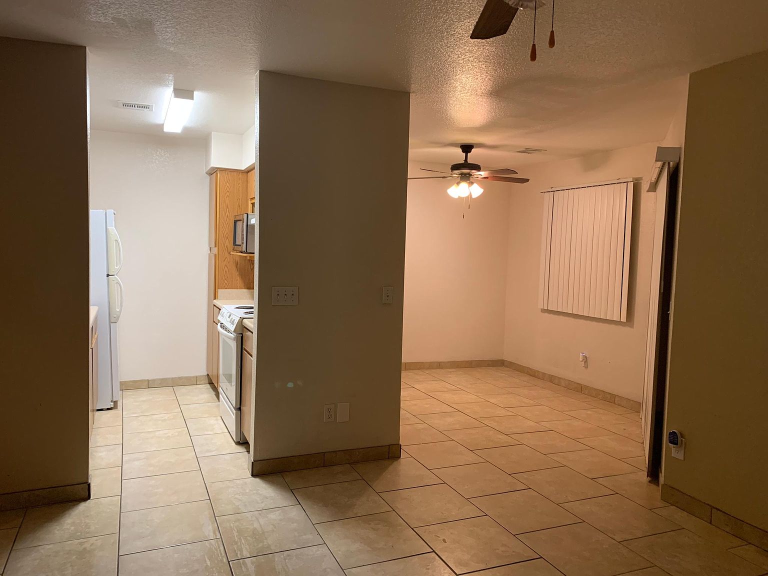 444 W Ivyglen St photo 4