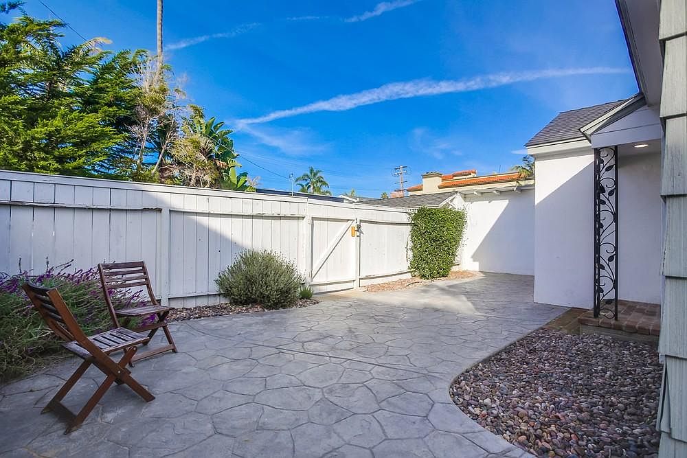 527 Westbourne St photo 3