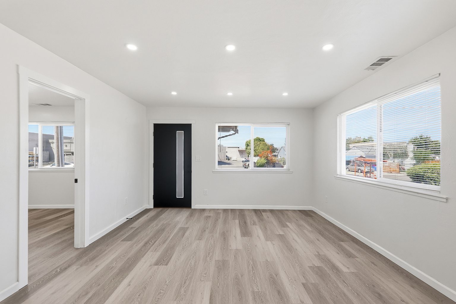 15548 Usher St photo 2