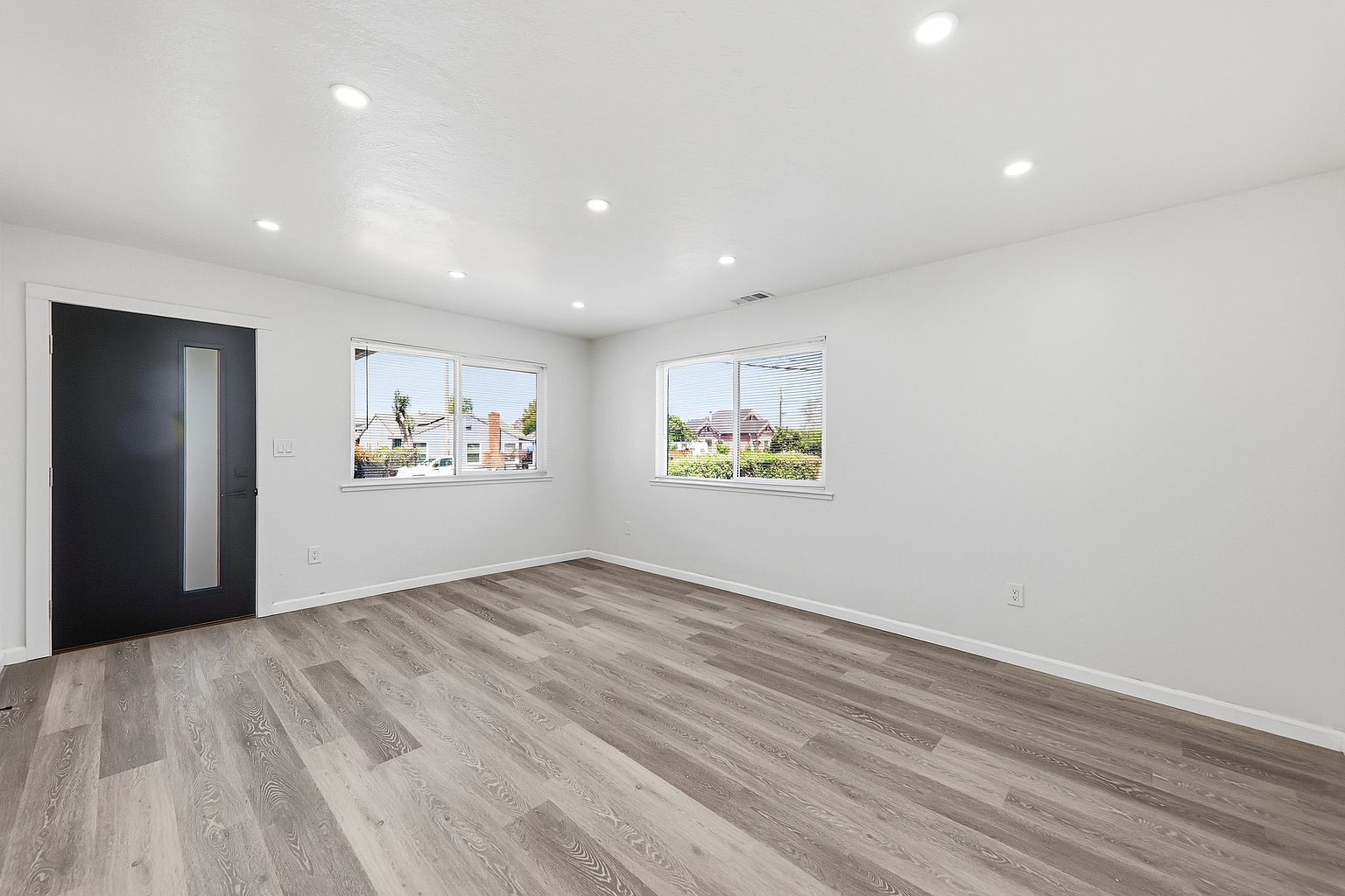 15548 Usher St photo 3