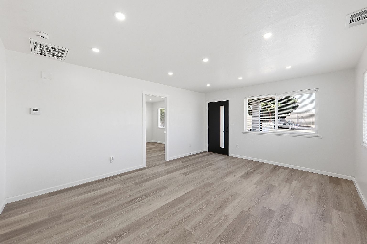 15548 Usher St photo 4