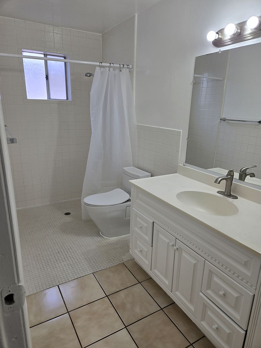 1614 E Clover photo 2