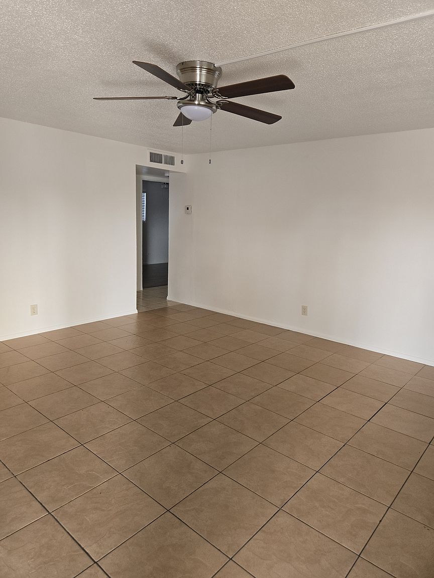 1614 E Clover photo 5