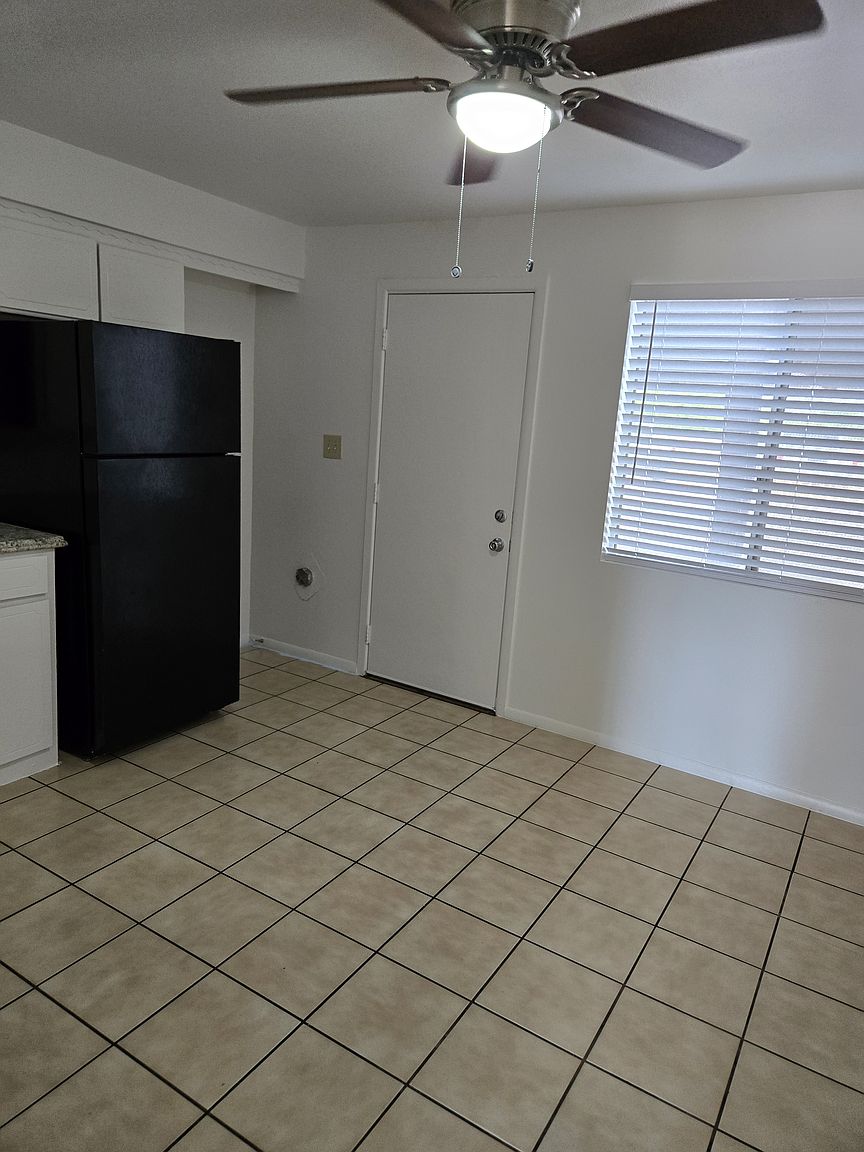 1614 E Clover photo 4
