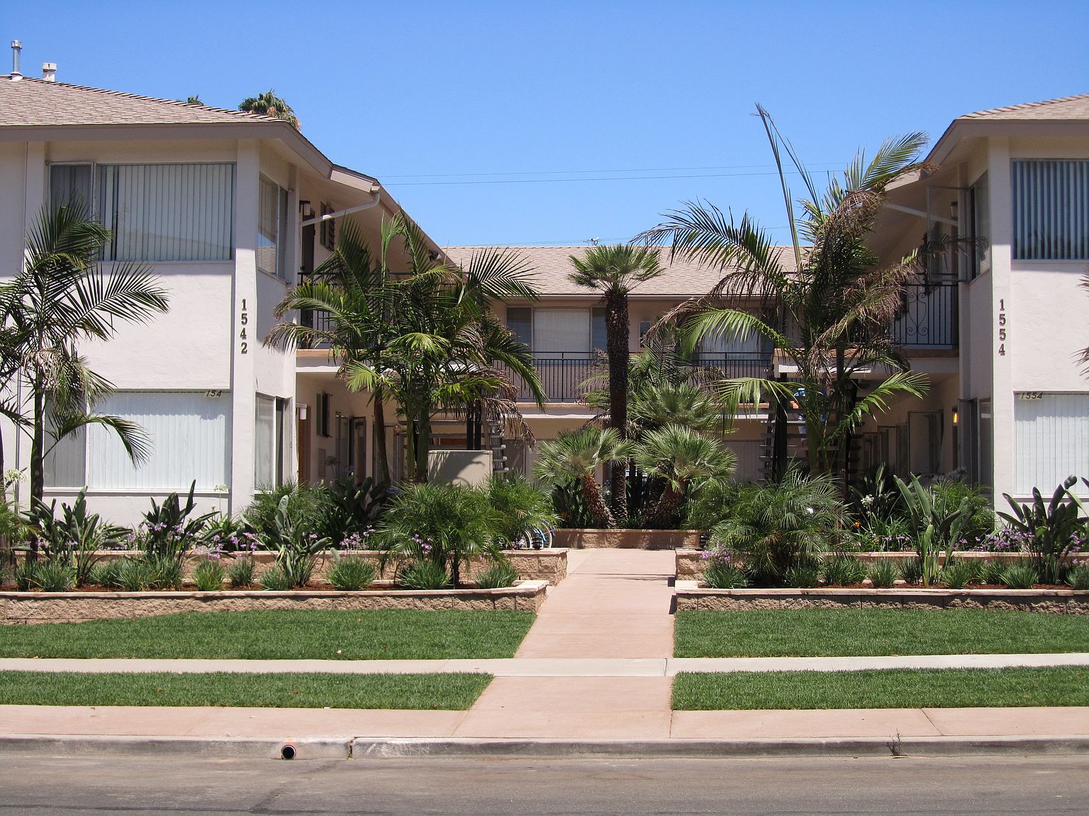 1546 Diamond St photo 2