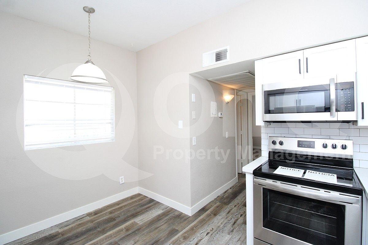 2807 E Paradise Ln Phoenix, AZ 85032 photo 4