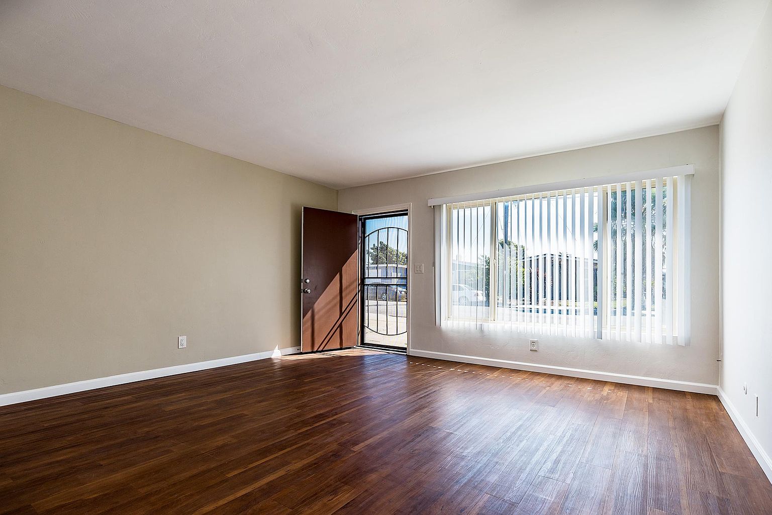 306 Dahlia Ave photo 3
