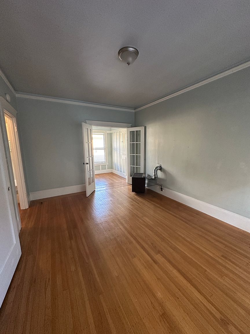 2535 Regent St photo 5