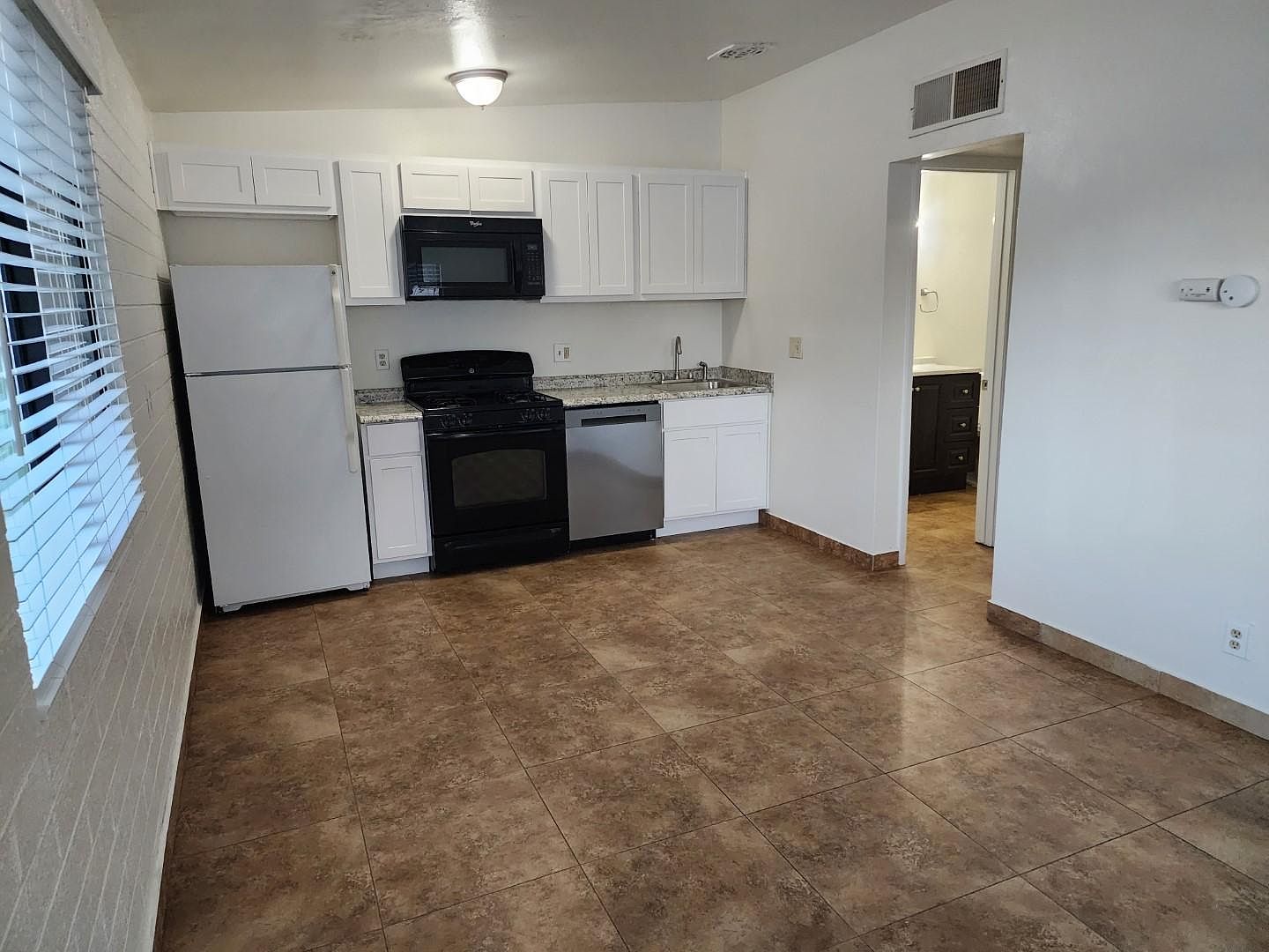 902 S Kenwood Cir photo 2