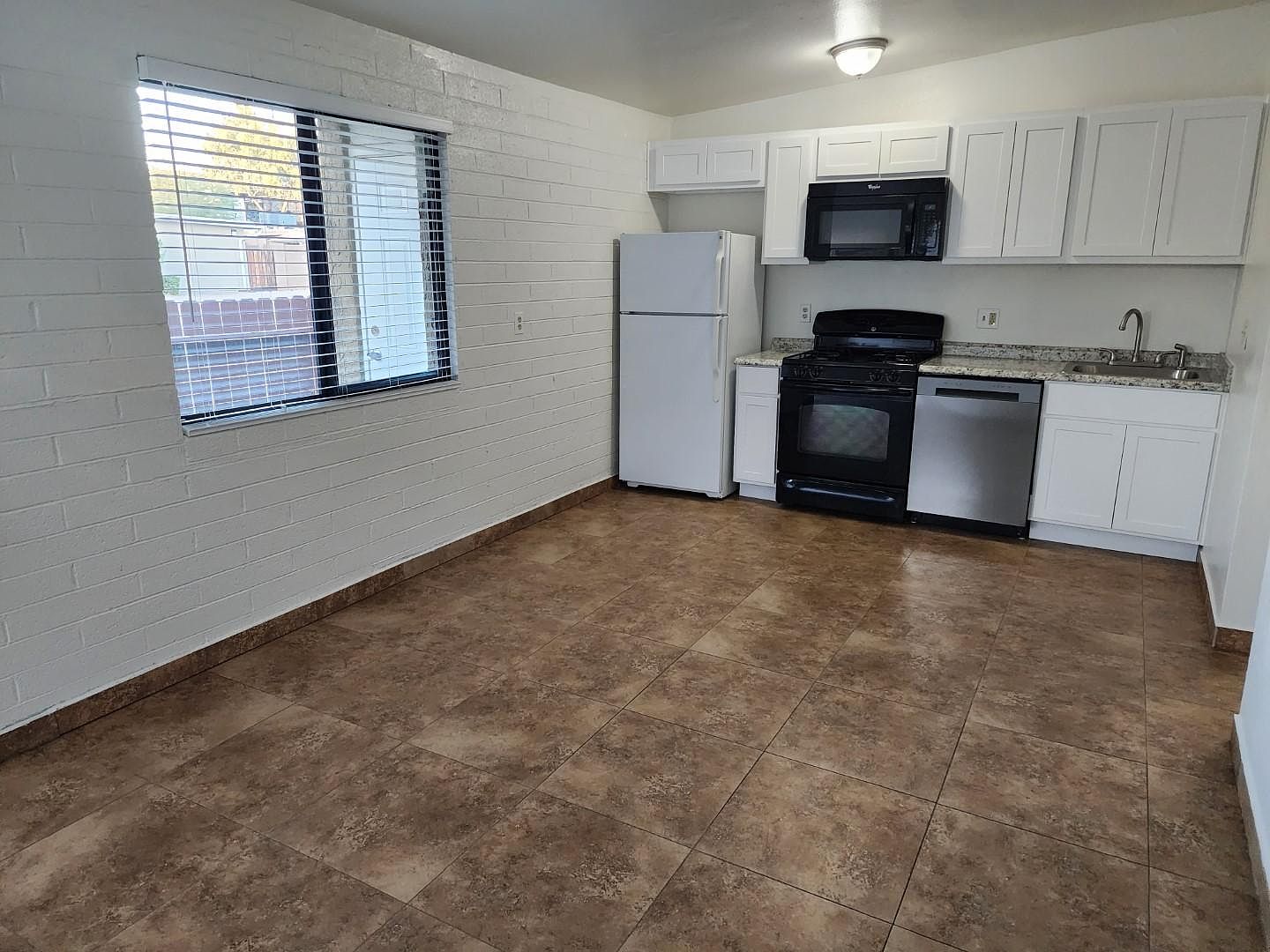 902 S Kenwood Cir photo 3