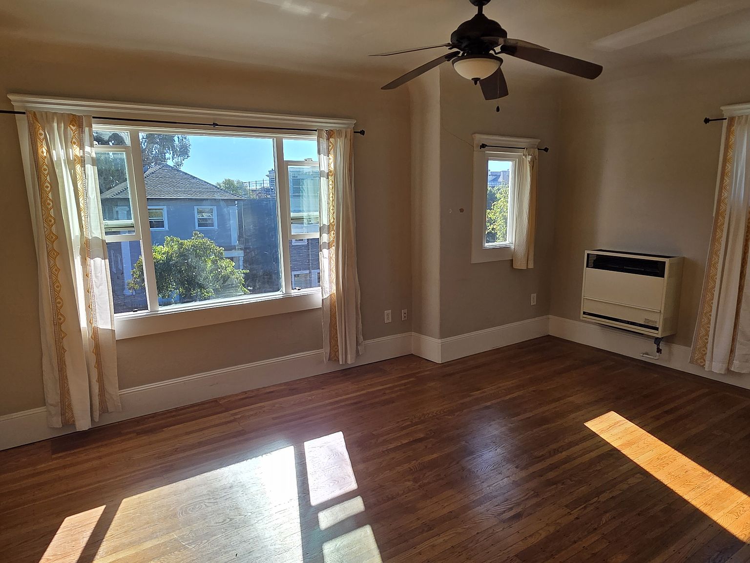 598 32nd St photo 4
