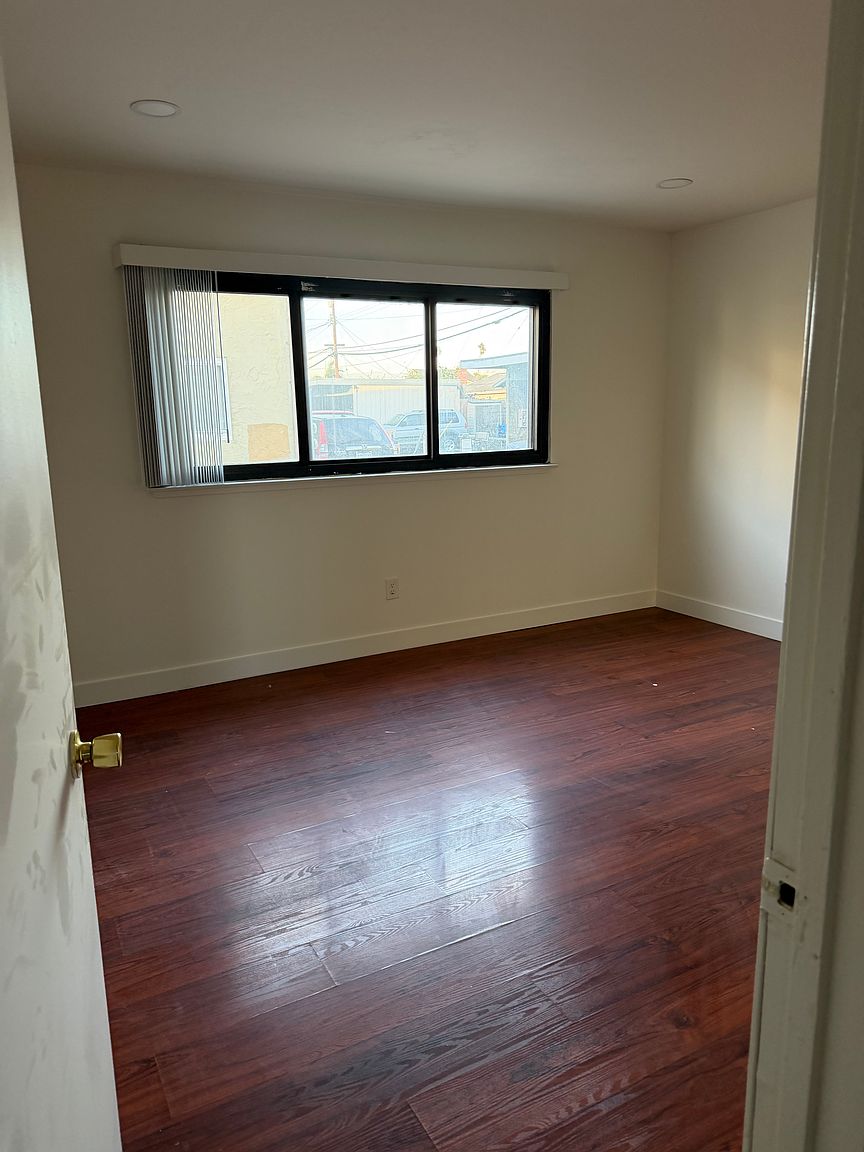 1070 Clyde Ave photo 4