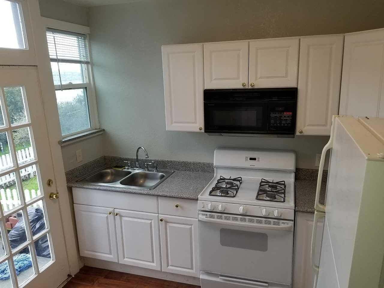 563 Loring Ave photo 2