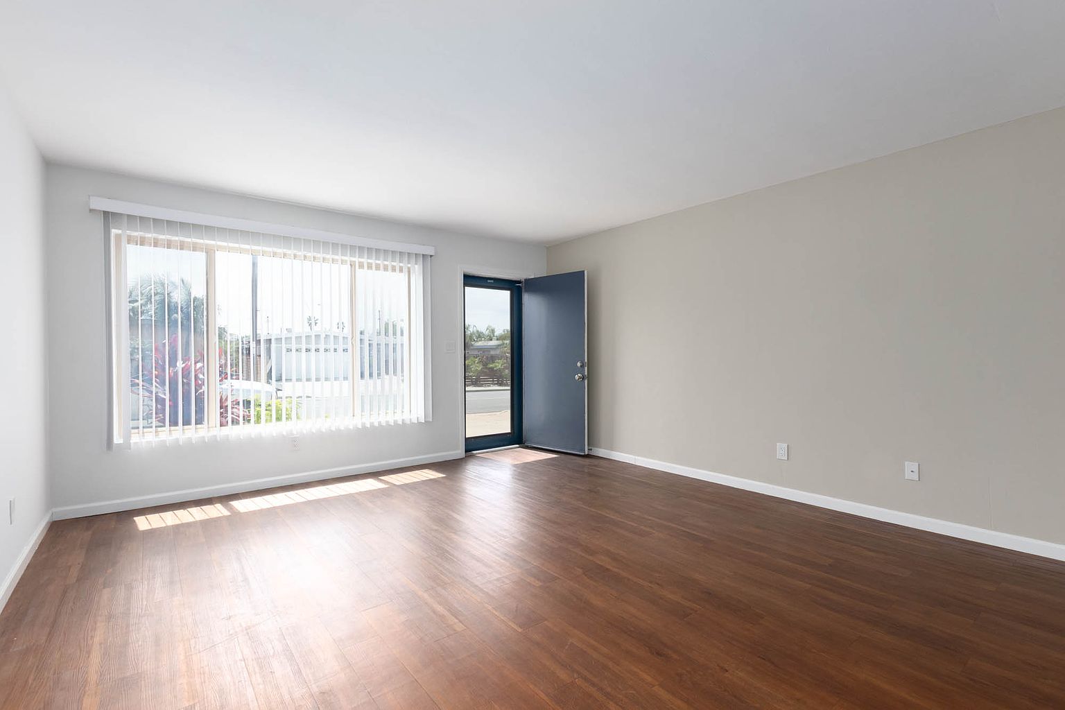 346 Dahlia Ave photo 3