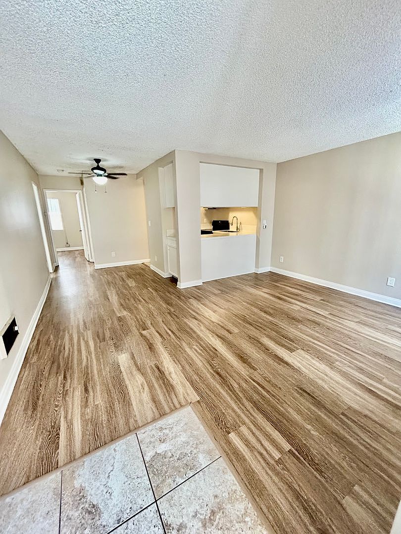2 beds  1.0 baths (785 sqft) photo 2