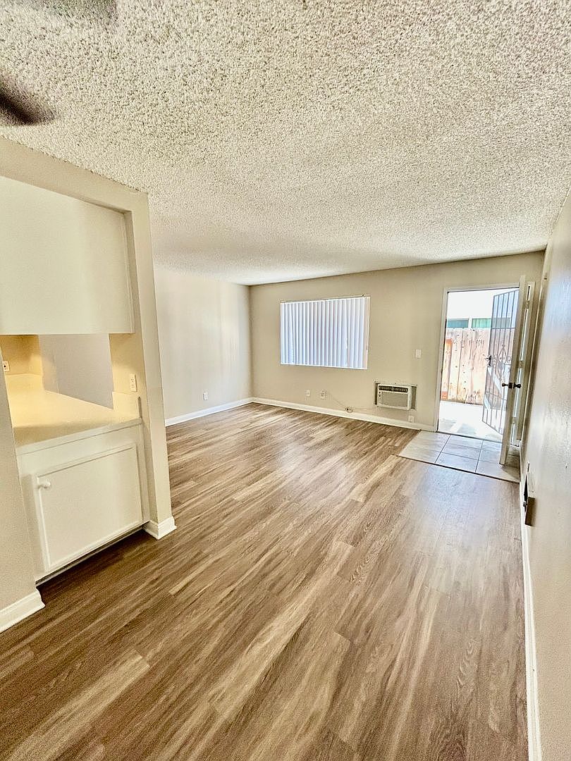 2 beds  1.0 baths (785 sqft) photo 3