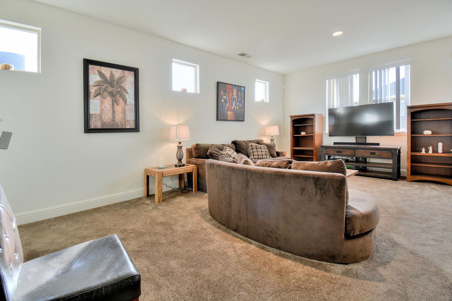 2569 N Village Dr photo 2