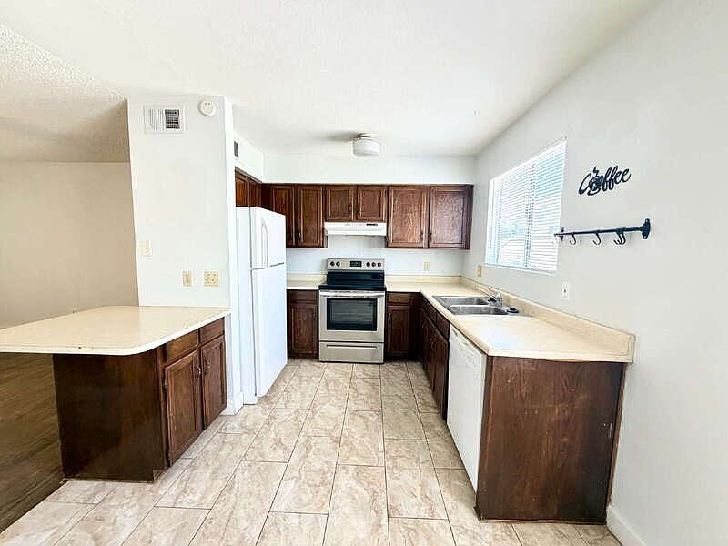 846 N Revere unit # 202 photo 2