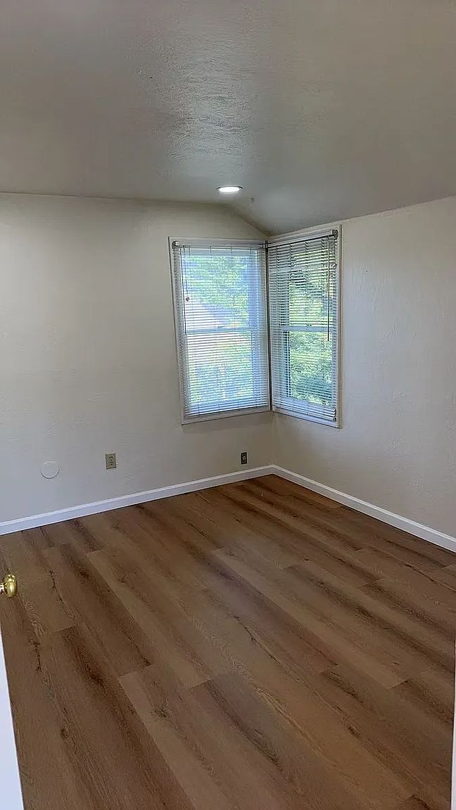 2833 1/2 Sinclair Ave photo 5
