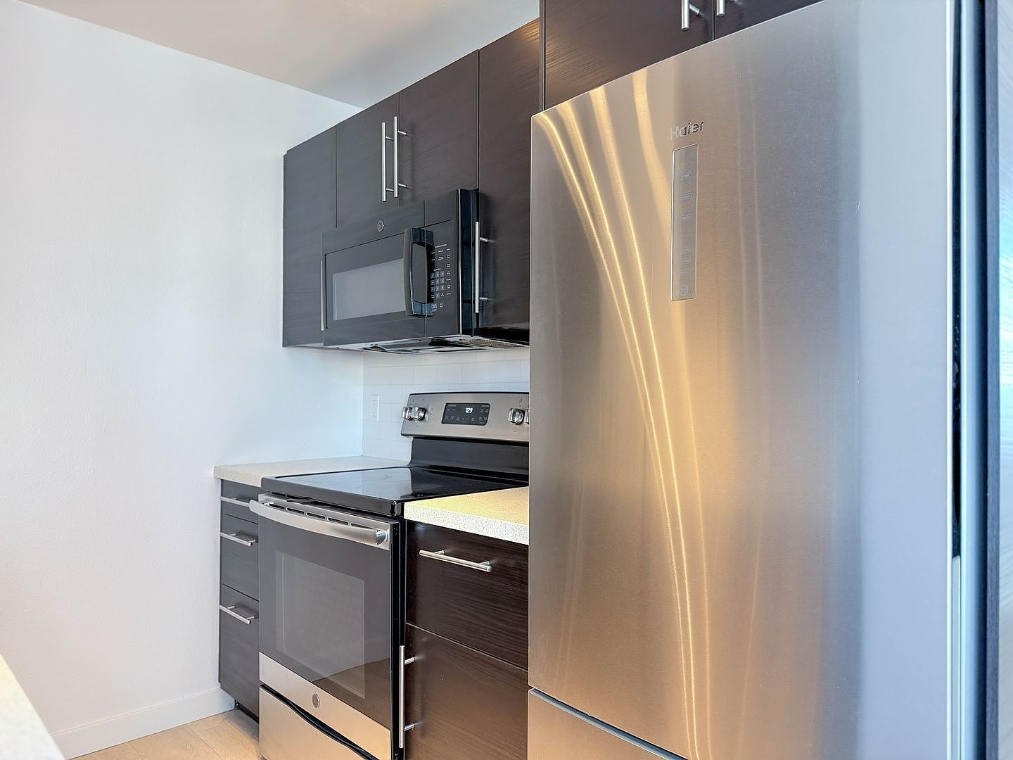 2 beds  1.0 baths photo 3