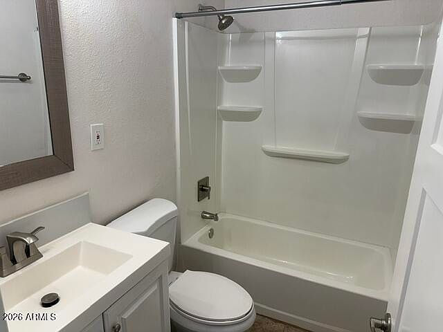 2545 E Clarendon Ave APT 3 photo 5