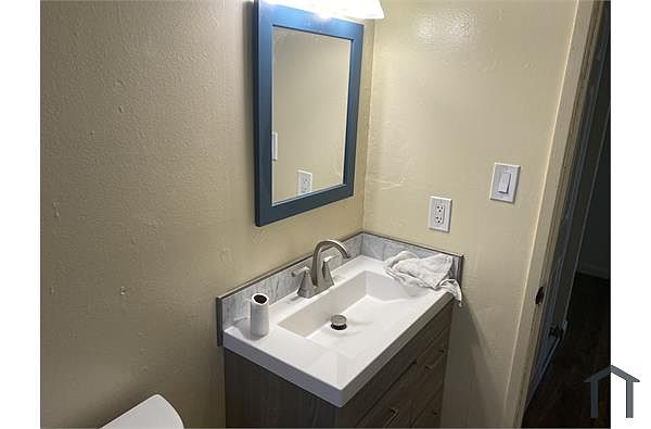 2737 Harold St photo 5
