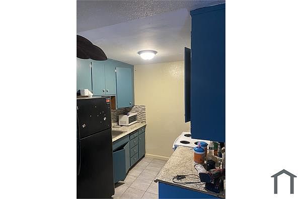 2737 Harold St photo 4