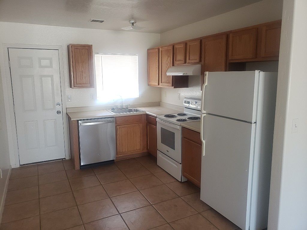 403 N Sunshine Blvd Eloy, AZ 85131 photo 2