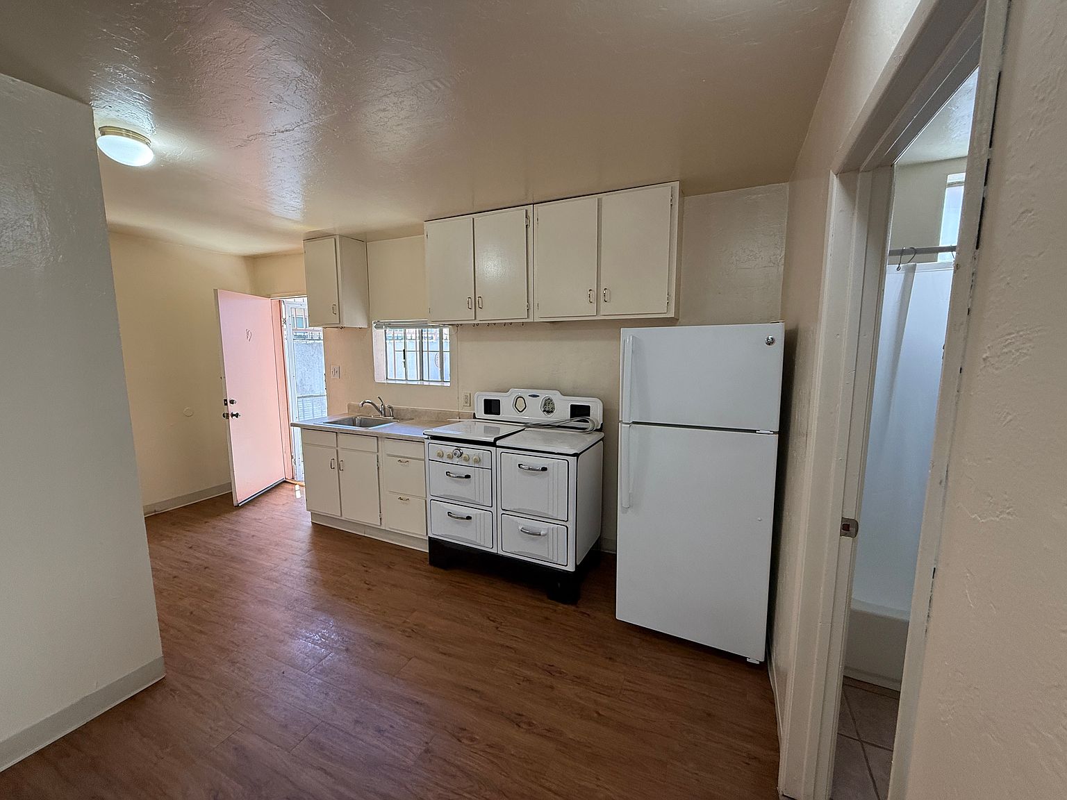 220 Juniper St photo 5