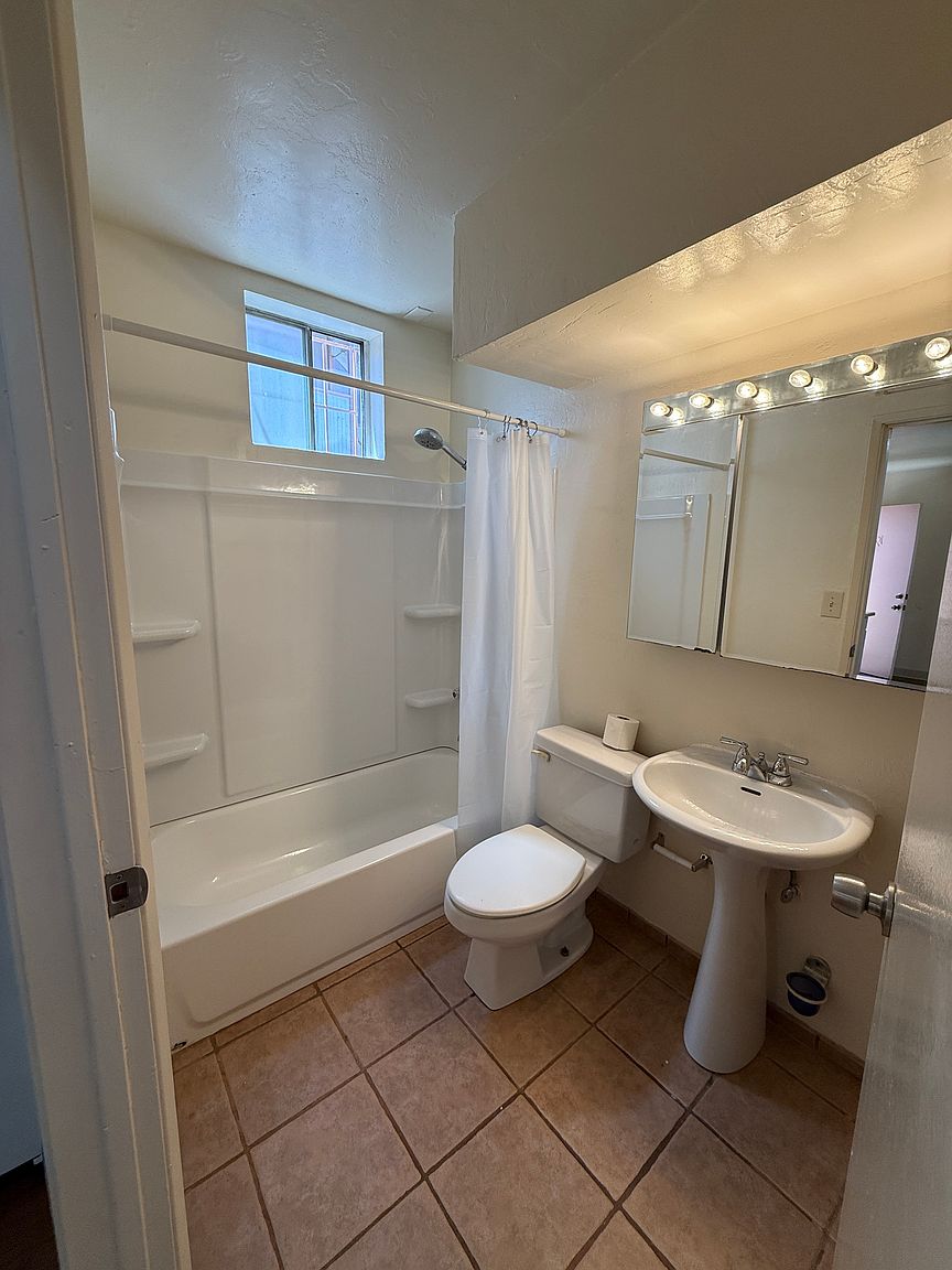 220 Juniper St photo 2