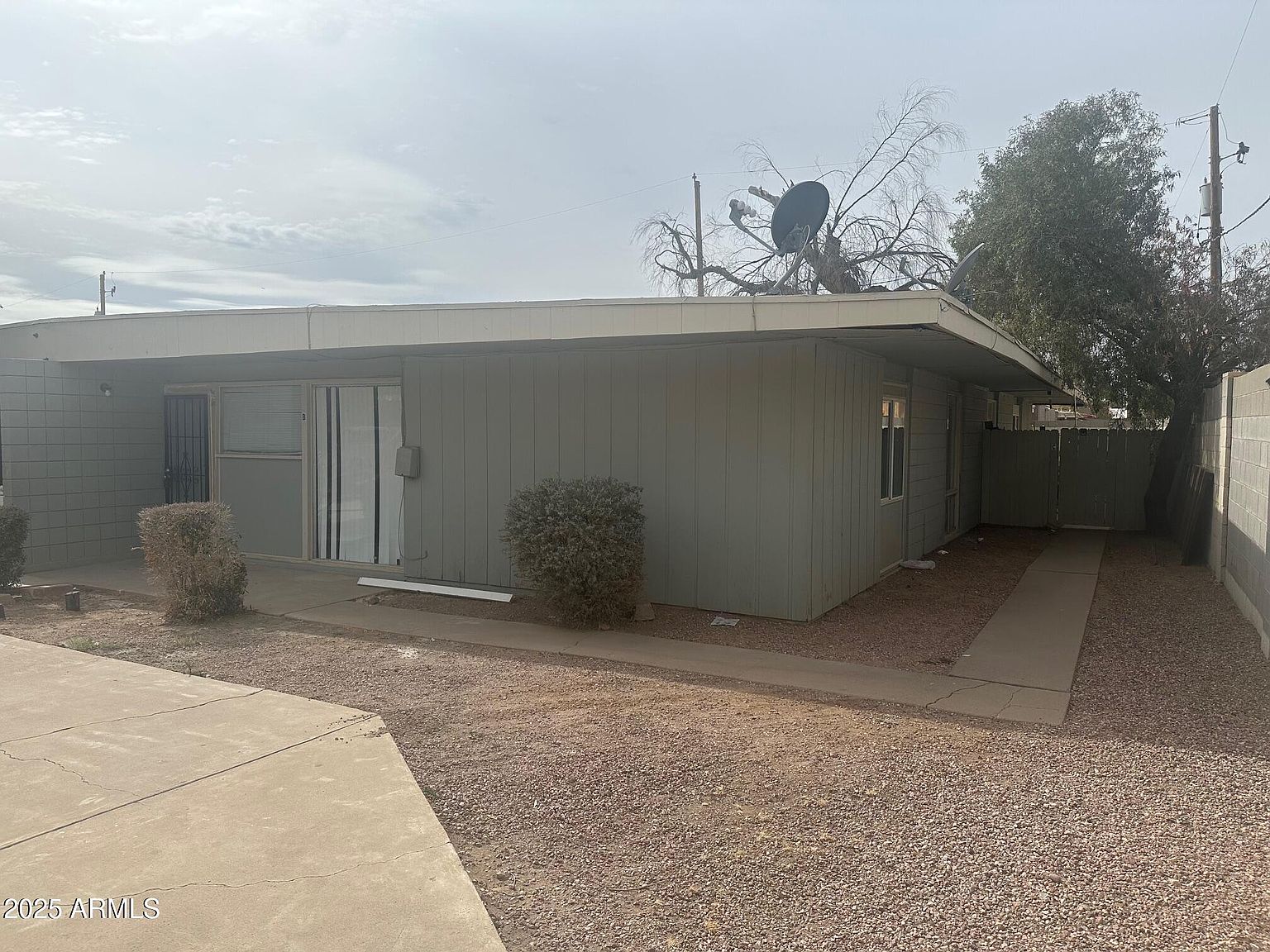 2028 W Cactus Rd photo 3