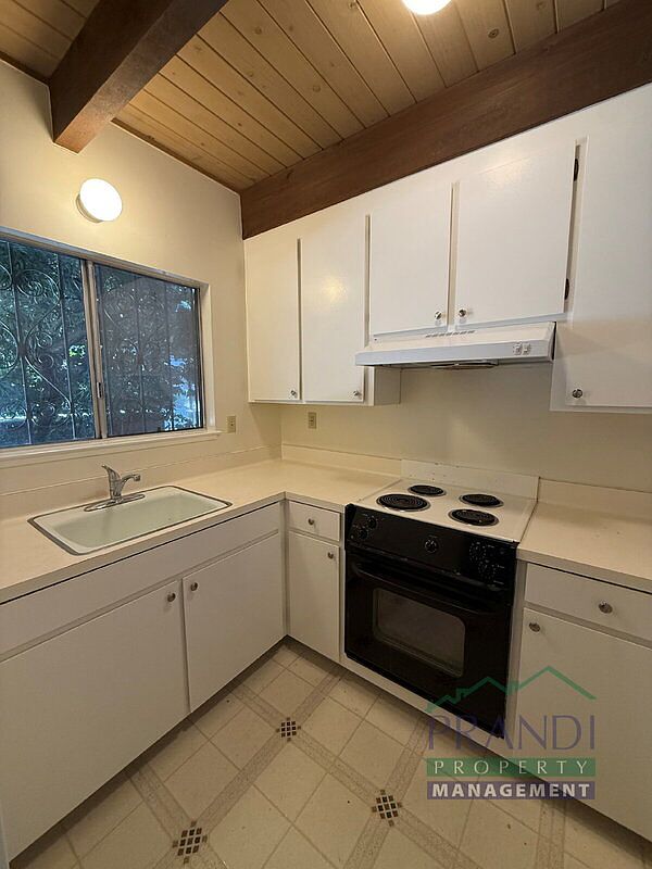 10 Gomez Way photo 4