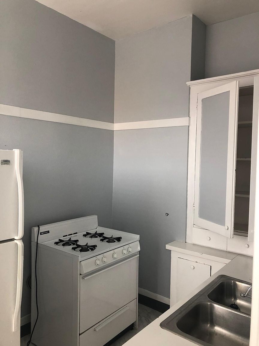 425 University Ave photo 2