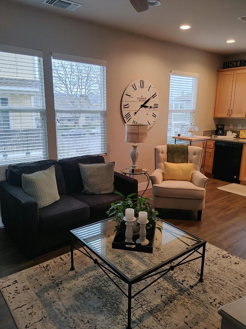 40 Lipton Way photo 2