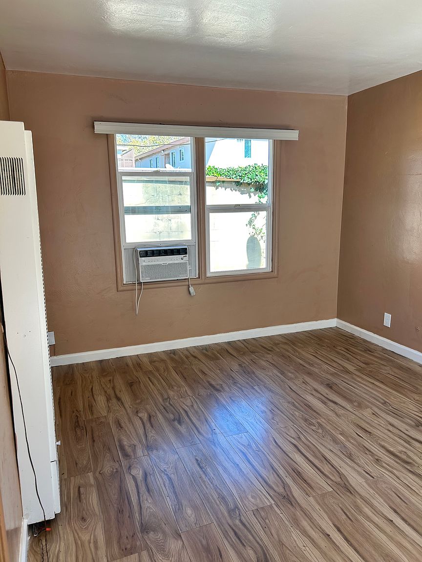 781 Grove Way photo 2