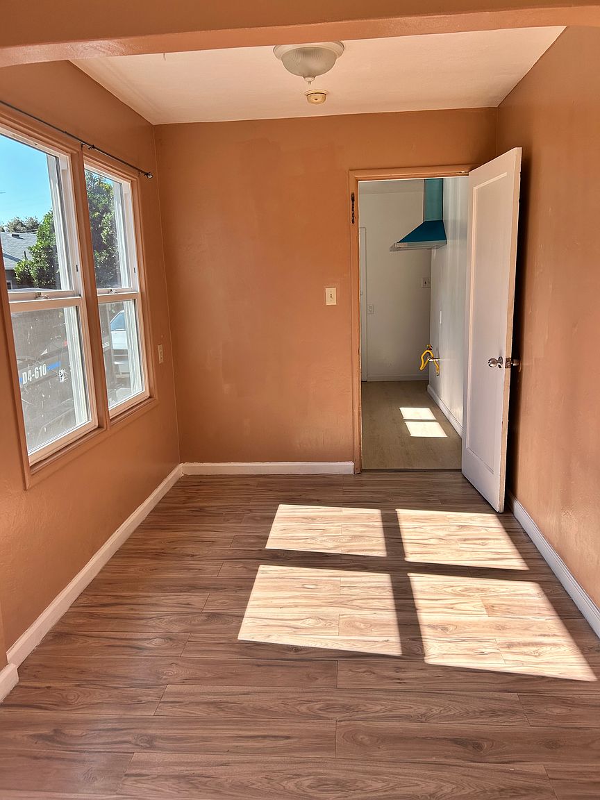 781 Grove Way photo 3