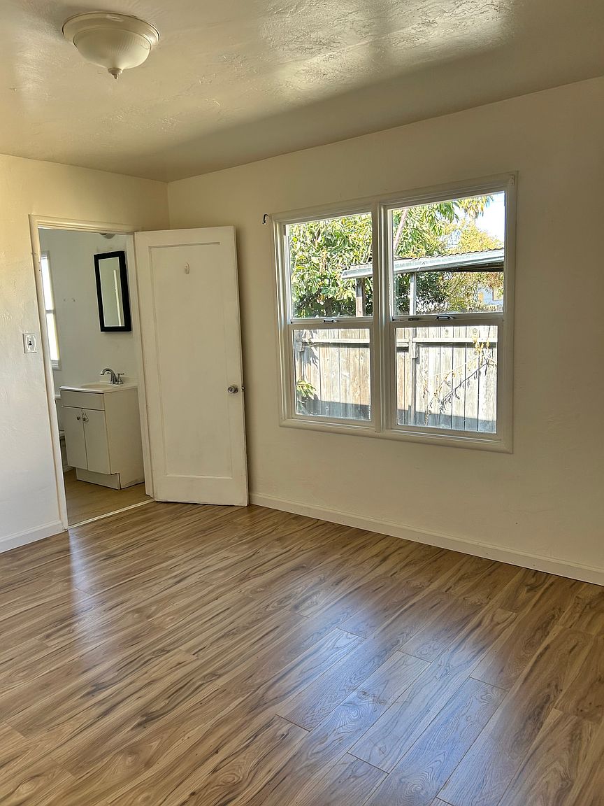 781 Grove Way photo 4