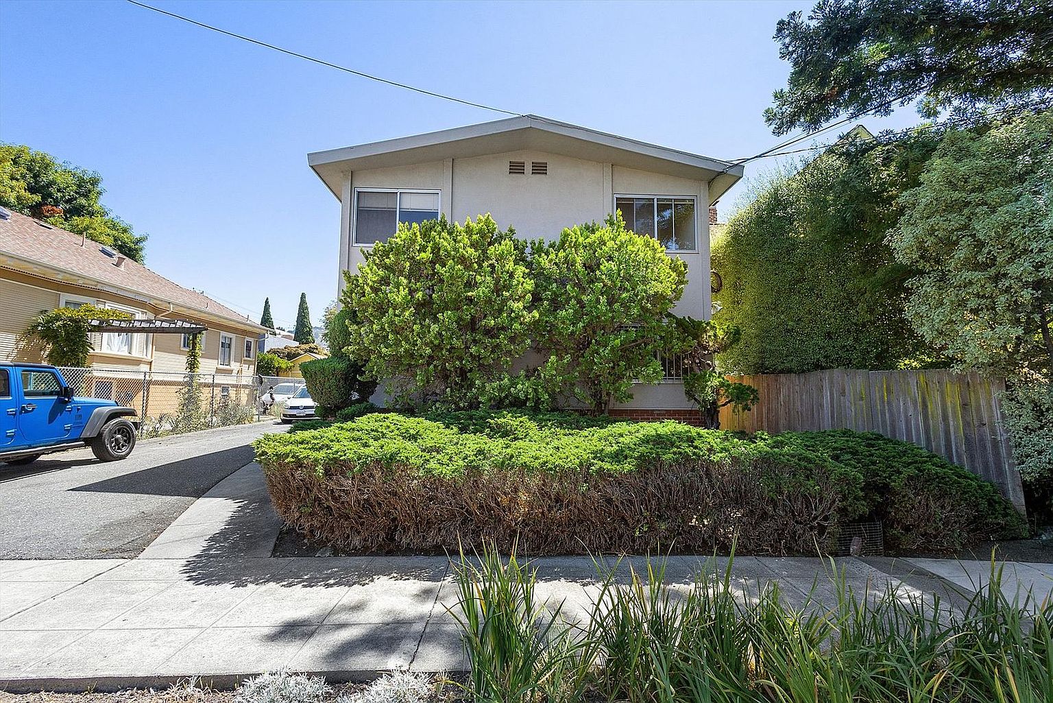 2911 Deakin photo 5