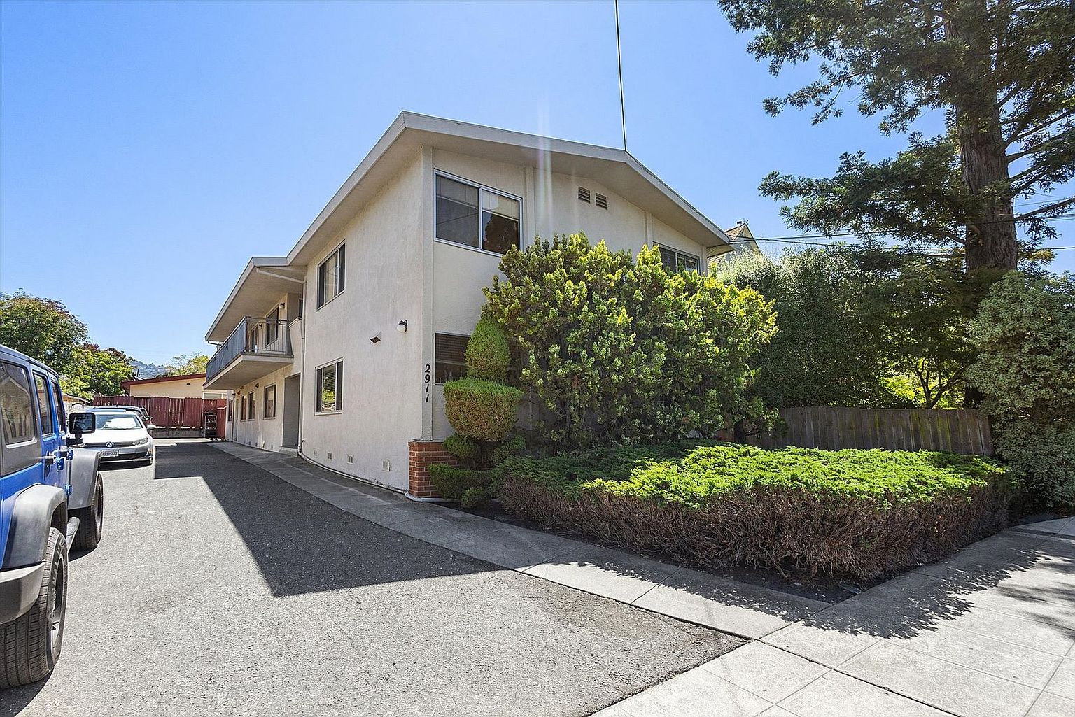2911 Deakin photo 3