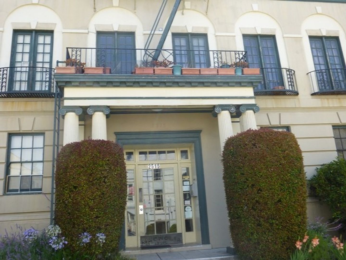 Upper Floor Studio! Near Campus, Telegraph Ave. And Public Transportation